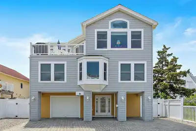 Image de Luxurious Lbi getaway!