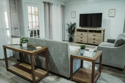 Image de Large 4-bd 3 bath home + bonus room. Dogs are welcome w\/fee. Sleeps 16+