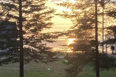 Image de Family Friendly Lake View Home. Only steps away from Houghton Lake.