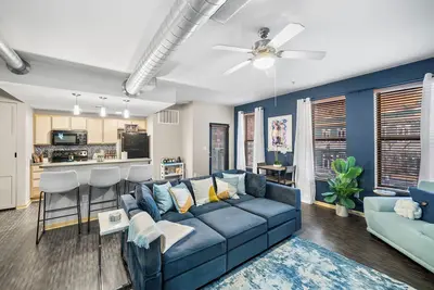 Image de Near Wells Fargo, King Bed and Balcony and washer dryer, fitness room, Fireplace
