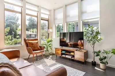 Image de Luxury Home / FourSeasons Mattress l 10Min to City\n\n