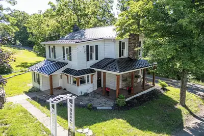 Image de Breathtaking farmhouse with 4 bedrooms, Fishing, Kayaking, 6 acre pond!