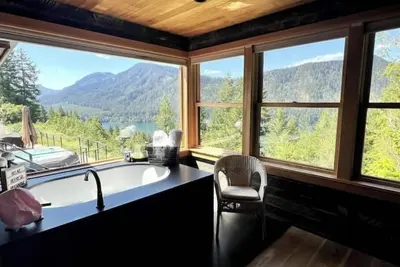 Image de Alder Lake Retreat Near Mt. Rainier, Sleeps 10, Swimming Pond, Jacuzzi, A/C,