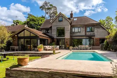 Image de Stylish Countryside Retreat with Pool & Panoramic South Downs Views