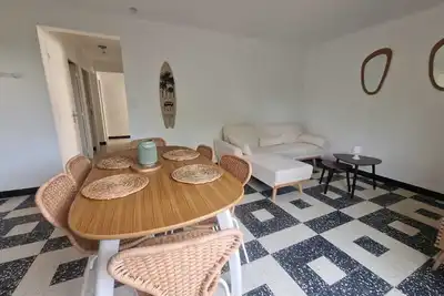Image de Grande Villa avec jardin à 10 secondes de la mer Votre havre de paix balnéaire!