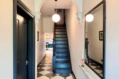 Rustic Chic Home for 9 with private patio in Leeds