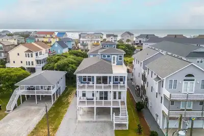 Image de Walk to beach | Pool | Ocean View | Parking | Bunk Beds
