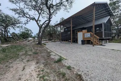 Image de The coastal cabin ready for your family, friends, and your furry family members.