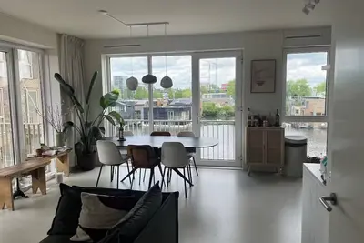 Image de Woning in Amsterdam aan het Water met 10 Minuten Lopen Naar het Centrum