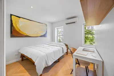Image de Luxurious Brand New 3 Bedroom, 2 Bath Apt in the Heart of East Village!