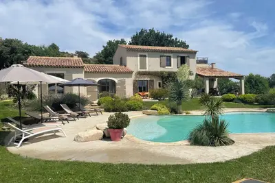 Image de Mas du Zébu bleu \nPour 8 personnes : piscine, spa, vue, jardin paysagé