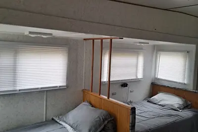 Image de Jayco \n1 queen 2 doubles lots of living space Ac furnace wifi 2tvs fridge stove