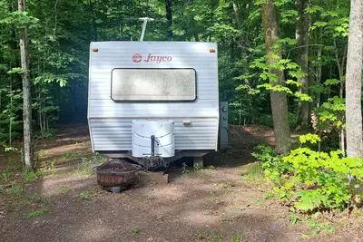 Image de Cozy 1-bedroom Rv with 5 beds has WiFi and Ac in marvelous Cloquet.
