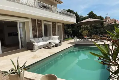 Image de A Louer Villa Dans Un Cadre Verdoyant Avec Piscine Et Belle Vue Mer Au Calme.