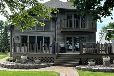 Image de Spectacular, four-bedroom waterfront home near Eaa grounds and airport.