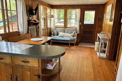 Image de Couple-friendly cabin, new bed, amazing lake shore