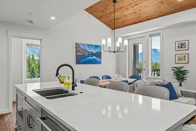Image de *New* Designer Penthouse | Three Sisters Views