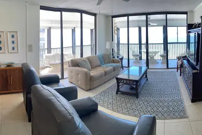 Image de 2 Br 2 Bath Madeira Beachfront Condo w/near panoramic ocean view pool & hot tub