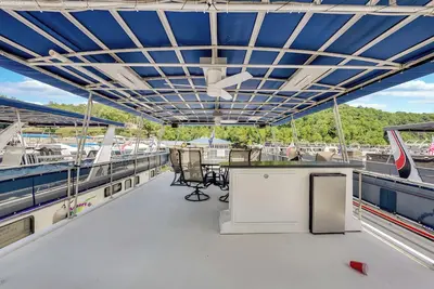 Image de Tranquil Waterside Escape: Premier Houseboat Rental on Center Hill Lake