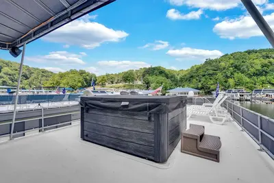 Image de Luxurious Five Bedroom Houseboat Retreat on Center Hill Lake