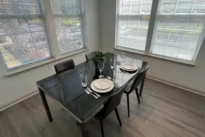 Image de 3-Bedroom Apartment - 7-day min. - Background check\/Lease Required