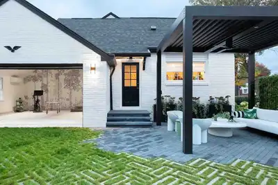 Image de A stylish retreat in a beautiful 1924 Bungalow in the heart of Butler-Tarkington - Pet Friendly