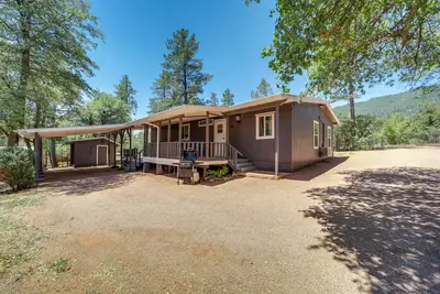 Image de Pine Home w/ Decks & Grill < 1 Mi to Downtown!