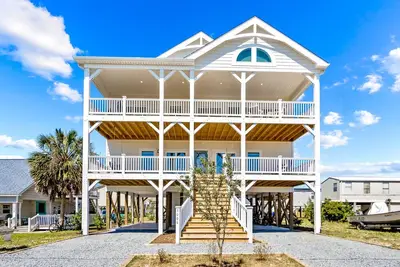 Image de Coastal home with short walk to the beach- Dogs Welcome