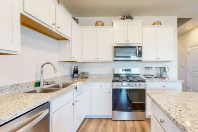 Image de Newly remodeled - dog friendly townhome with pools, tennis, washer\/dryer & Ac