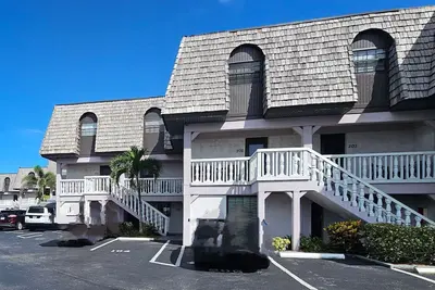 Image de New Listing! 2br & 2bath High End Townhome with Pool- Right on the Beach!
