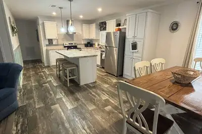 Image de Cozy 3-bedroom beautiful home in tranquil Apalachicola Monthly Only