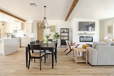 Image de Moon Valley Getaway: Tranquil Poolside Haven with Great Views! Fully Furnished!