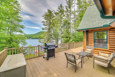 Image de Lakefront Corinth Log Home: Private Dock, Fire Pit