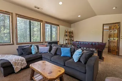 Image de Moonridge Retreat - 6br, Walk to Bear Mountain, Foosball Table, Bbq