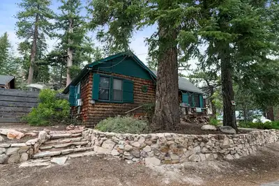 Image de Mountain Cottage - Walk to Lake, Hot Tub, Deck, Fenced Patio, Pet friendly