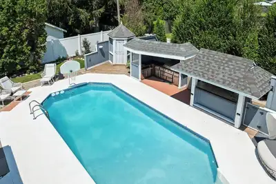 Image de Heated Saltwater Pool |Outdoor Kitchen, Bar & Tv |Poolside Seating |Gas Fireplace |Near Downtown