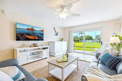 Image de Ground Floor Family Beach Escape – Pool, Patio & Walk to the Pier!