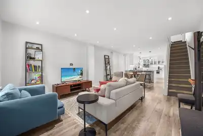 Image de Family/TorontoHome/UpperBeaches/Free Parking/Backyard/3Bbdrms/1. 5Baths