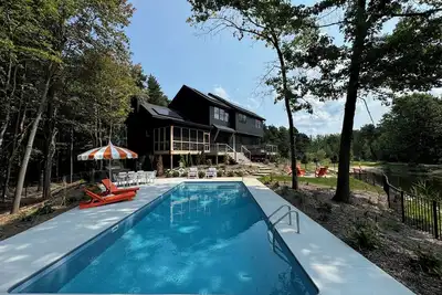Image de Brand new Secluded 5 Bedroom 5. 5 bath house with pool in Saugatuck