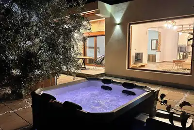 Image de A family and pet-friendly holiday home w\/hot tub -- 15min from the beach