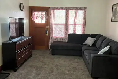 Image de One block from downtown One bed one bath with extra folded out bed.