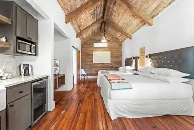 Image de Private cabin with Two Queen Beds, Private Patio with Creek View