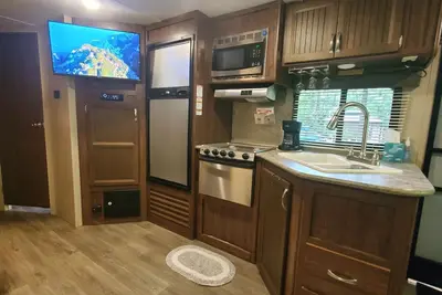 Image de Cozy 2-bdrm campground trailor, w/Tiny 1 bed home in nature Richlands! 6 total!