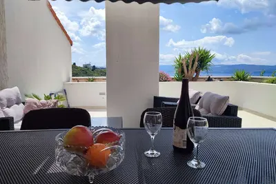 Image de Appartement de trois chambres avec la terrasse et la vue sur le mer Dugi Rat, Omis (A-23115-a)