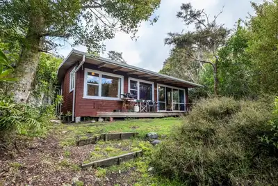 Quintessential Kiwi Kuratau Bach right on the lake front