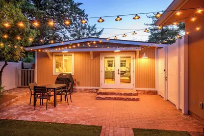 Image de New Gem Uptown - Hot Tub, Walk to Food + Trails