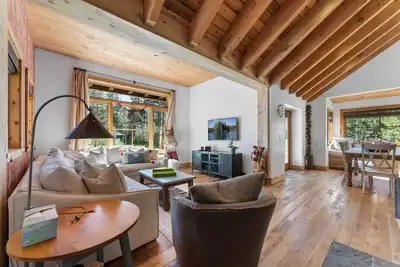 Image de Soda Springs Home by Serene Lakes