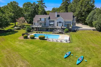Image de Luxury Lakeside Escape: Pool, Kayaks, Billiard & More - Masters Golf Retreat