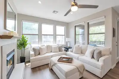 Image de Gated w/ Garage, Heated Pool/Spa/Fitness Room, Near Hiking & Kierland Commons Fine Dining & Shopping