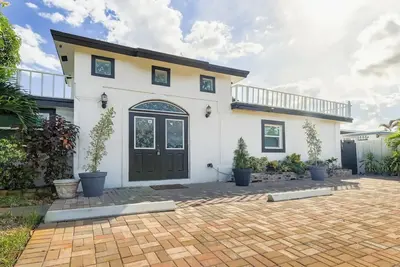 Image de Luxury -2 Bedroom Home with Free Parking on Site